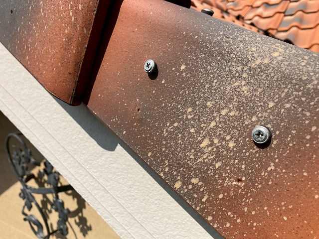 瓦を固定するビス